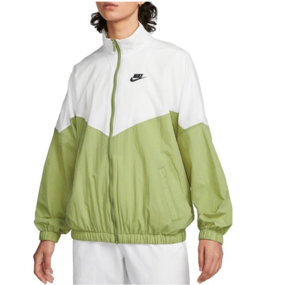 Nike Sportswear Essential Windrunner Women's S Oversized Woven Jacket DM6185-103